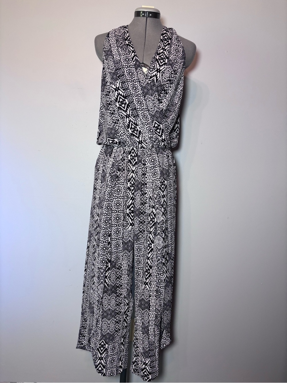 Peyton Jensen Black & White Printed Sleeveless Surplice Jumpsuit - Medium